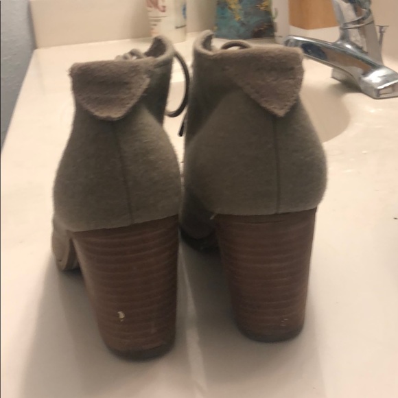 TOMS 6.5 2 inch heels. Worn once - Picture 4 of 4